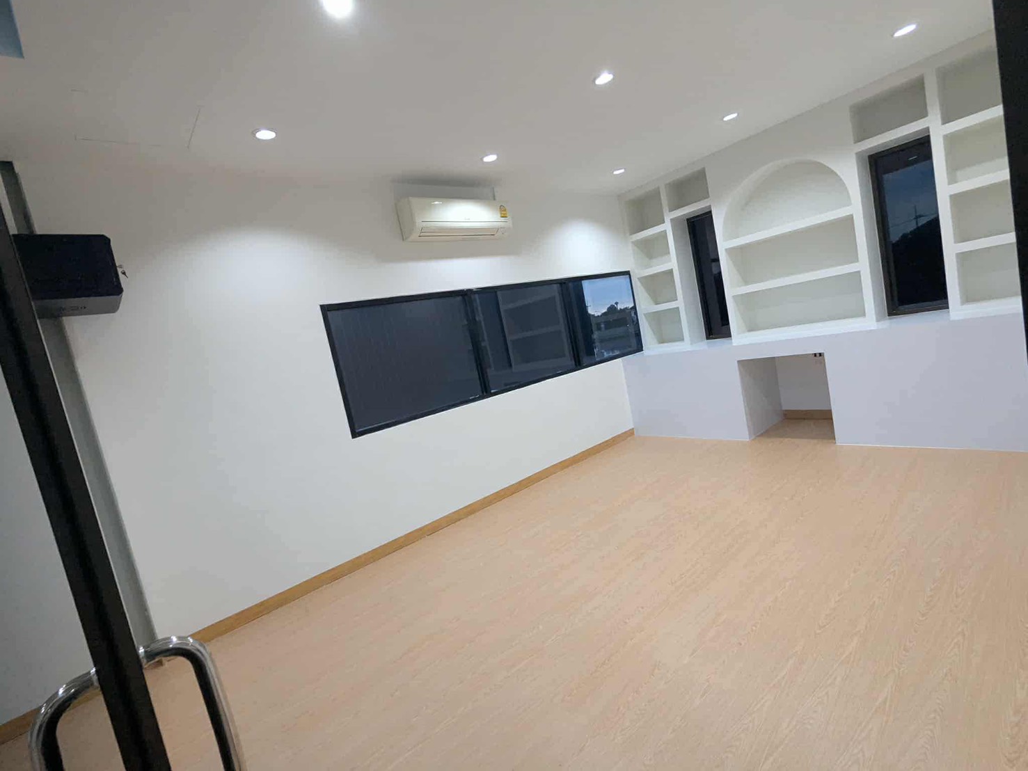 ห้องออฟฟิศพร้อมชั้นวางบิวท์อิน